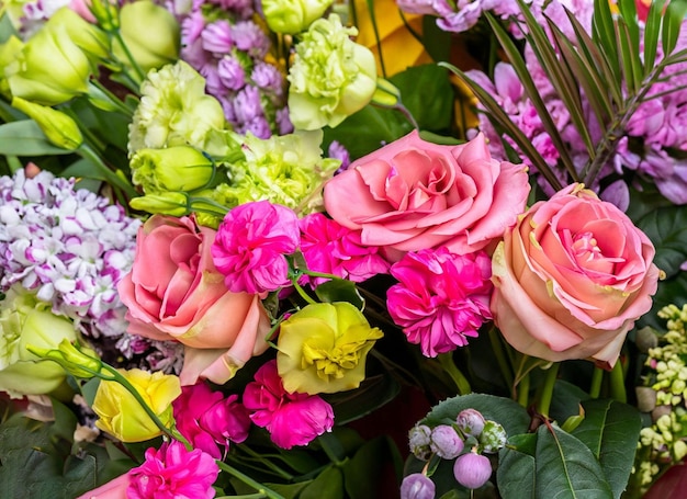 Ein Blumenstrauß mit einem grünen Blatt, auf dem "Love" steht.