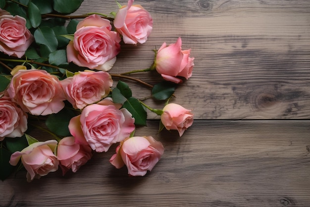 Ein Blumenstrauß rosa Rosen auf einem Holztisch