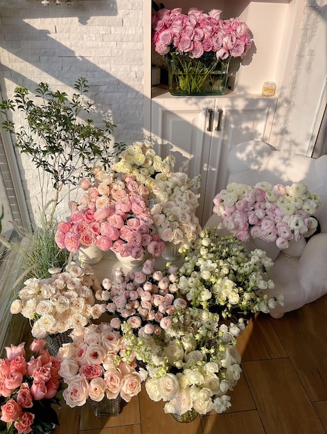 Ein Blumentisch mit einem Fenster dahinter, auf dem steht: „Die Blume ist in der Mitte. '