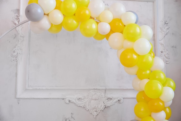 Foto ein bogen aus luftballons mit einem platz für text grußkarte oder einladung zu einer geburtstagsfeier verlobungsfeier babydusche platz kopieren