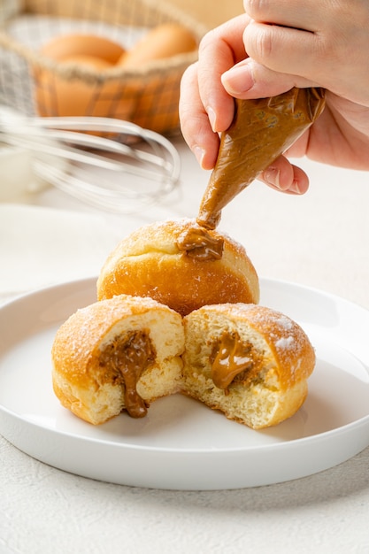 Ein Bombolone oder Bomboloni ist ein mit Italien gefüllter Donut und wird als Snack und Dessert gegessen