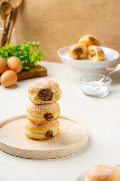 Ein Bombolone oder Bomboloni ist ein mit Italien gefüllter Donut und wird als Snack und Dessert gegessen