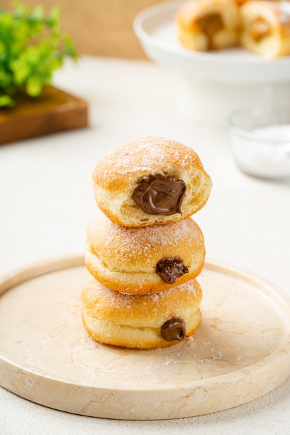 Ein Bombolone oder Bomboloni ist ein mit Italien gefüllter Donut und wird als Snack und Dessert gegessen