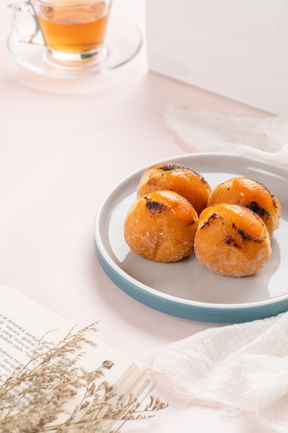 Ein Bombolone oder Bomboloni ist ein mit Italien gefüllter Donut und wird als Snack und Dessert gegessen