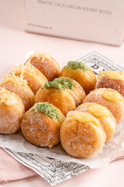 Ein Bombolone oder Bomboloni ist ein mit Italien gefüllter Donut und wird als Snack und Dessert gegessen