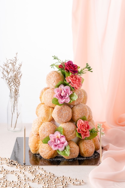 Ein Bombolone oder Bomboloni ist ein mit Italien gefüllter Donut und wird als Snack und Dessert gegessen