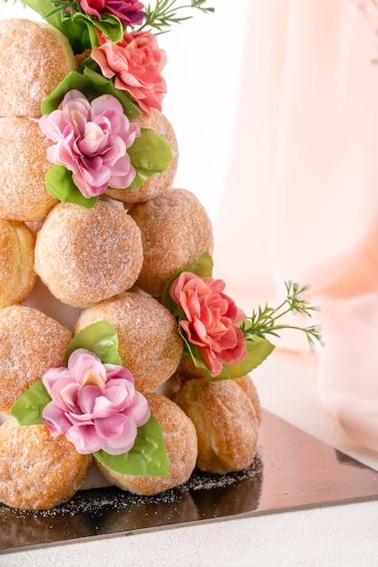 Ein Bombolone oder Bomboloni ist ein mit Italien gefüllter Donut und wird als Snack und Dessert gegessen