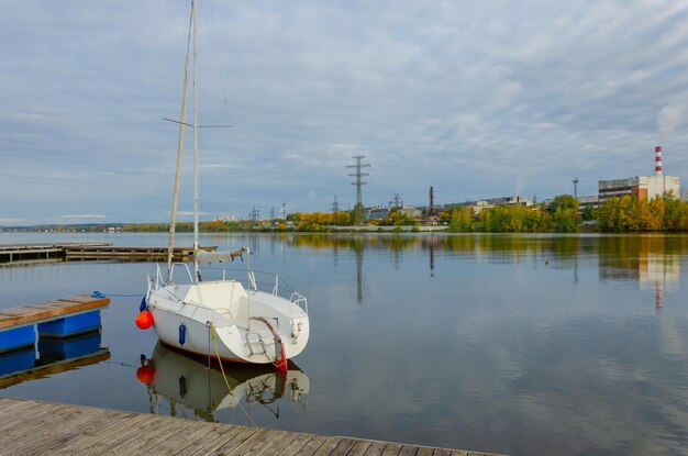Ein Boot auf dem Wasser mit dem Namen der Stadt Winnipeg auf der linken Seite.