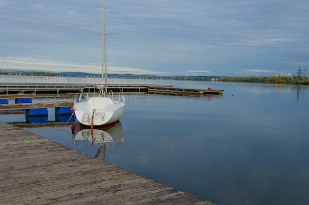 Ein Boot auf dem Wasser mit einem weißen Boot auf dem Wasser