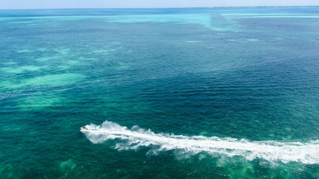 Ein Boot im Meer mit dem Meer im Hintergrund