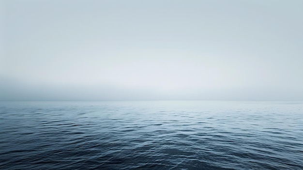 ein Boot im Ozean mit einem blauen Himmel und einem nebligen Horizont