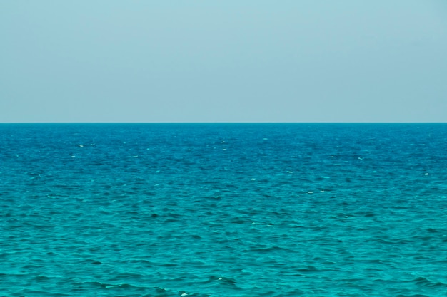 ein Boot im Ozean mit einem Segelboot in der Ferne