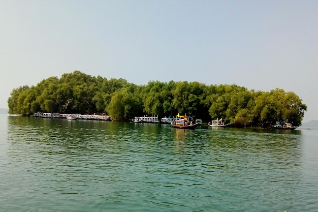 Foto ein boot im wasser mit einem boot im vordergrund