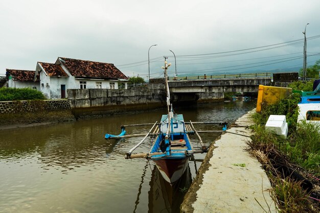 Ein Boot in einem Kanal mit einer Brücke im Hintergrund