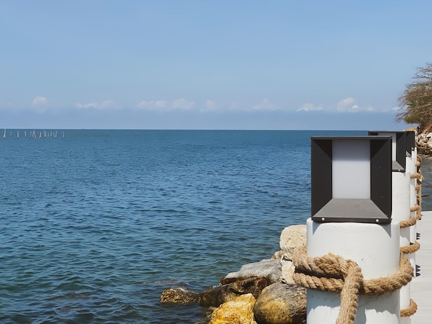 Ein Boot ist am Strand angedockt und das Meer ist blau.