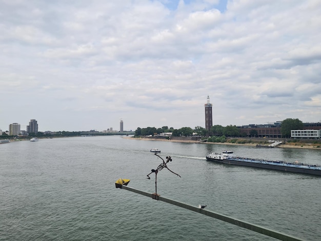 Ein Boot ist auf dem Fluss und ein Boot ist auf dem Wasser.