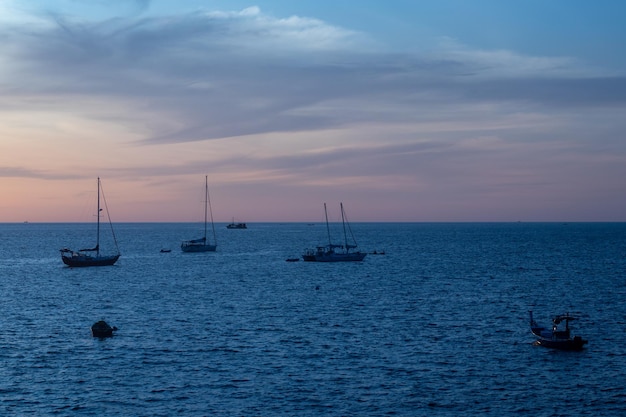 Ein Boot ist im Wasser mit einem Sonnenuntergang im Hintergrund.
