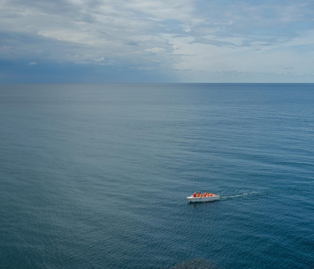 Ein Boot liegt im Wasser mit dem Wort „Meer“ auf dem Boden.