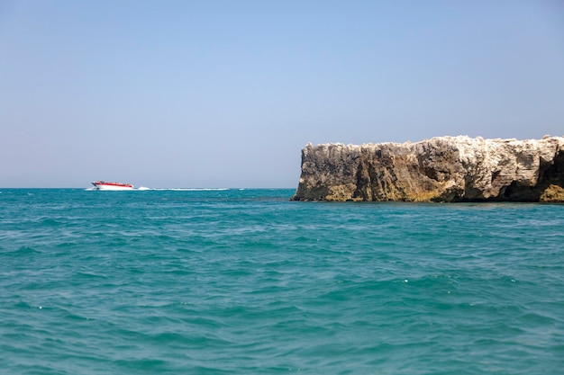 Ein Boot liegt im Wasser und ein Boot ist im Hintergrund.