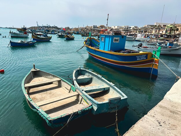 ein Boot mit einem blauen Rumpf sitzt im Wasser