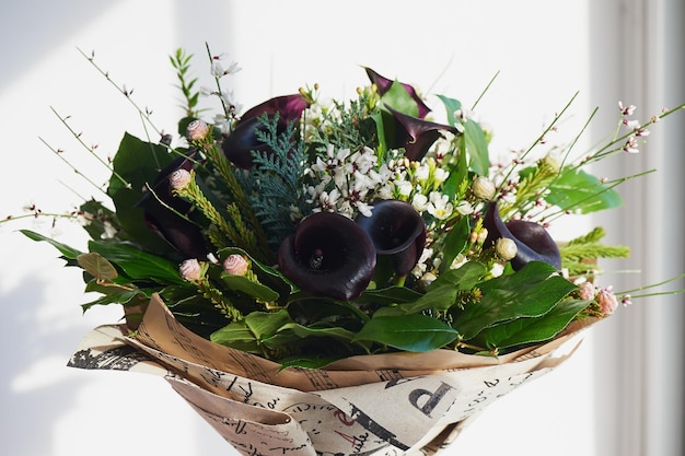 Ein Bouquet aus dunklem Edelkalb mit gefrosteter Blume