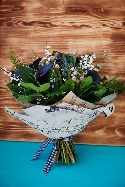 Ein Bouquet aus dunklem Edelkalb mit gefrosteter Blume