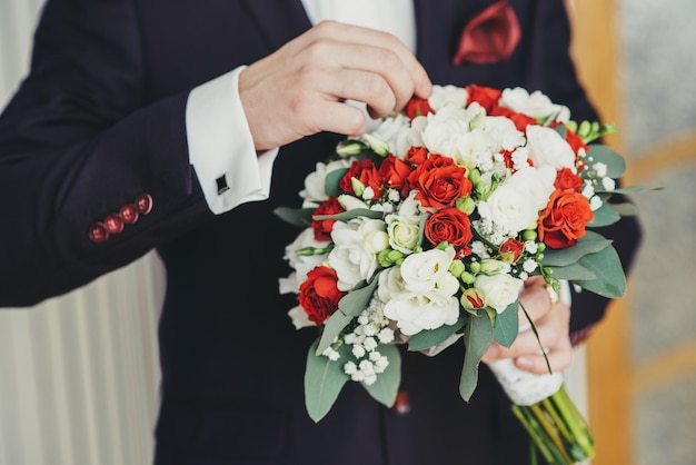 Ein Bräutigam mit Hochzeitsblumenstrauß, Nahaufnahme