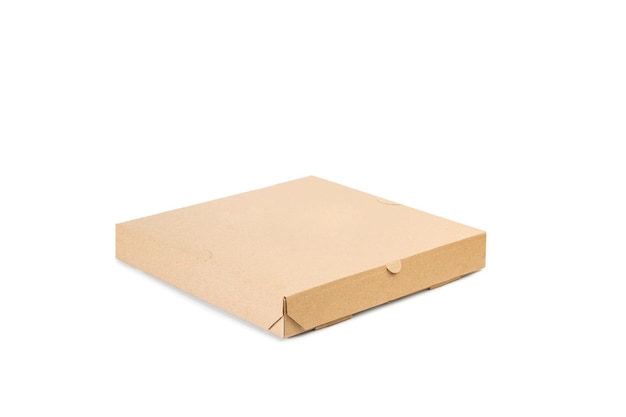 Ein brauner Pizzakarton aus Pappe auf weißem Hintergrund mit Kopierraum