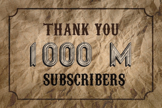 Ein braunes Papier mit der Aufschrift „Dankeschön, 1000 Millionen Abonnenten“ darauf.