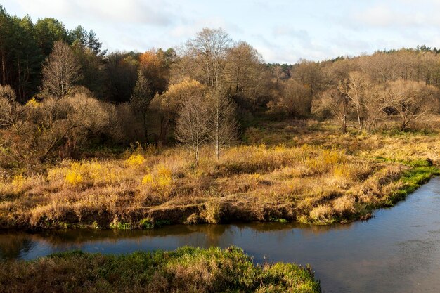 Ein breiter Fluss in der Herbstsaison