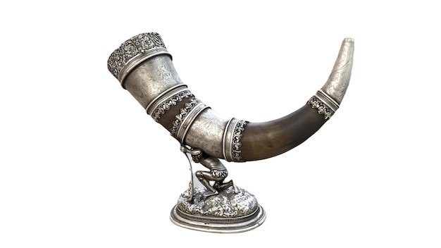 Ein bronzenes Horn mit einem Design auf der Vorderseite.