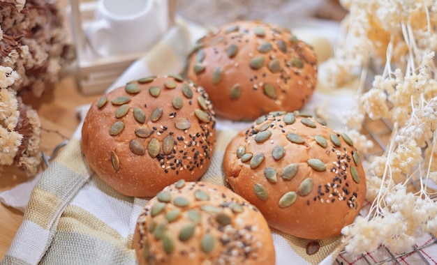 Ein Brotkorb mit einem Brotkorb darauf