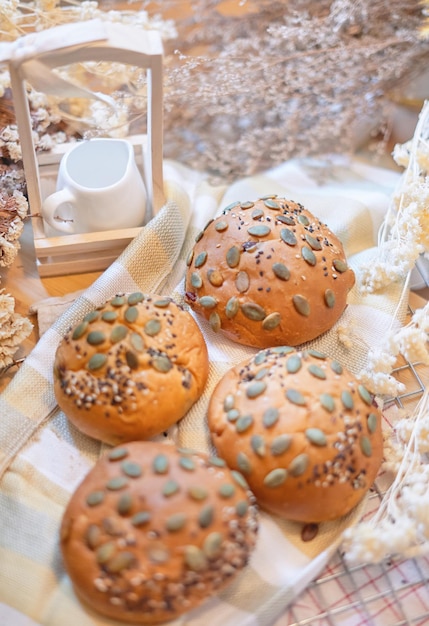 Ein Brotkorb mit einer Tasse Kaffee darauf