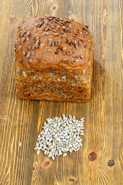 Ein Brotlaib aus Weizenmehl und Sonnenblumenkernen