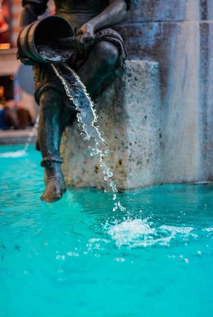 Ein Brunnen auf dem Marienplatz in München