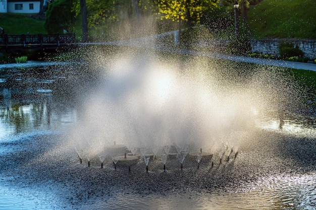 Ein Brunnen im Abendsonnenlicht in einem Stadtpark in Kuldiga, Lettland