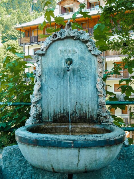 Foto ein brunnen mit der jahreszahl 1528