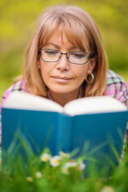 Foto ein buch in der natur lesen