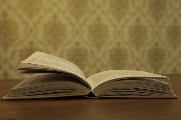 Ein Buch ist an einer Seite aufgeschlagen, auf der „das Wort“ steht.