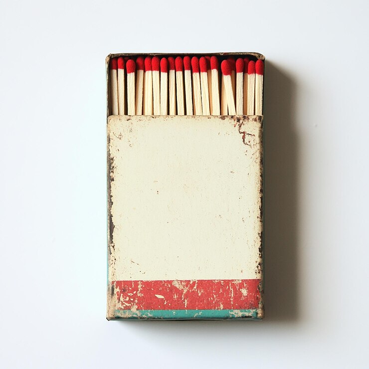 Foto ein buch mit farbbürsten, das mit einem roten streifen gekennzeichnet ist