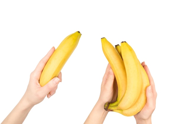 Ein Bündel Bananen in der Hand einer Frau, isoliert auf weißem Hintergrund