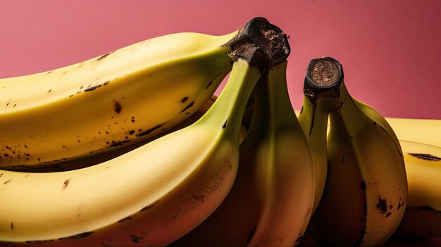 Ein Bündel Bananen sitzt auf einem rosa Hintergrund.