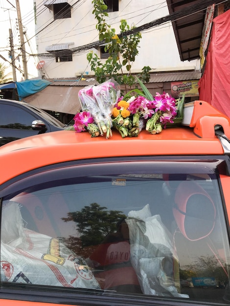 Foto ein bündel blumen auf einem taxi auf der straße