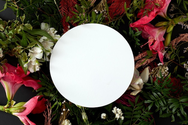 Ein Bündel frischer Blumen, die um eine weiße Platte herum angeordnet sind