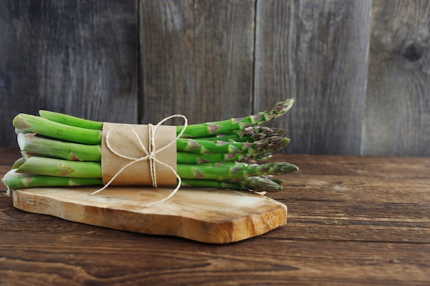 Ein Bündel frischer grüner Spargel mit einem Seil gebunden