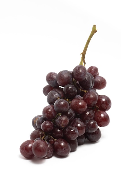 Ein Bündel frischer organischer roter Trauben, köstliche Früchte, isoliert auf weißem Hintergrund, Beschneidungspfad