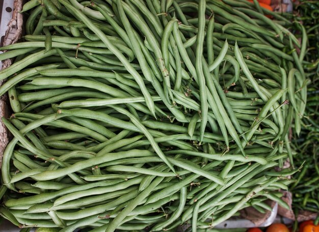 Foto ein bündel grüner bohnen ist auf dem markt zu sehen