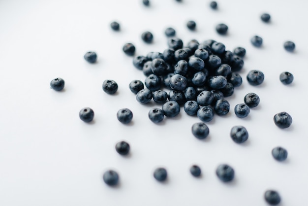 Ein Bündel reife, schöne Blaubeeren, Blaubeerennahaufnahme auf einem weißen Hintergrund. Gesundes Essen und Vitamine.