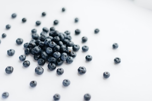 Ein Bündel reife, schöne Blaubeeren, Blaubeerennahaufnahme auf einem weißen Hintergrund. Gesundes Essen und Vitamine.