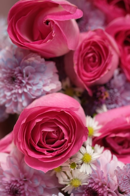 Ein Bündel rosa Rosen mit dem Wort „Liebe“ auf der Spitze.